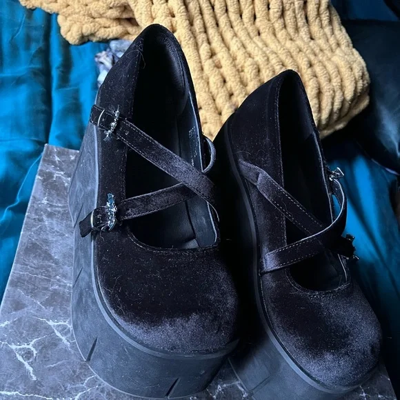 Demonia - Kera -10 black velvet platform - Picture 1 of 3